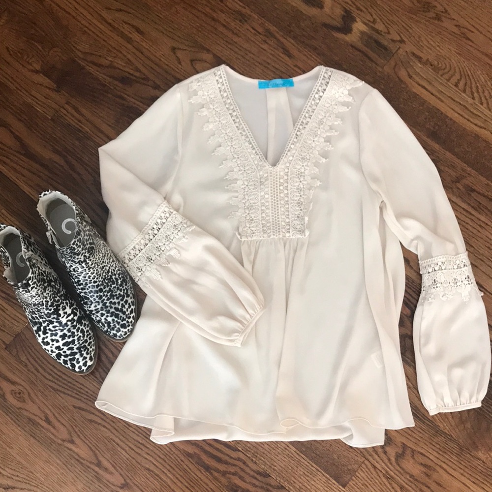 Francesca‘s off-white/cream long sleeve blouse -S